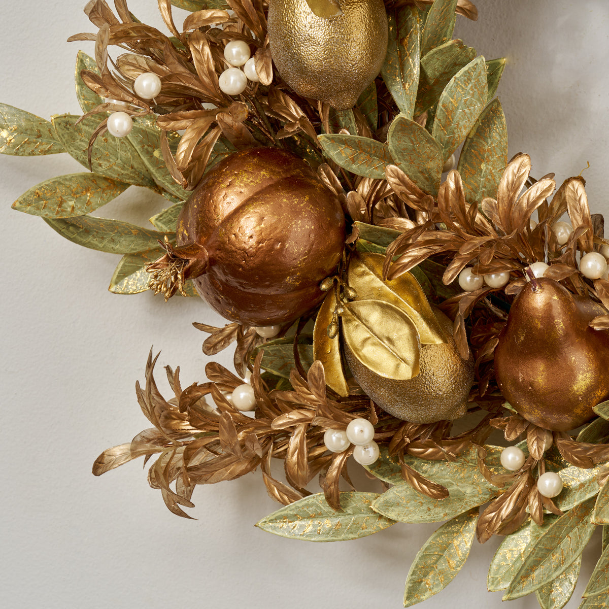 　Decorated Christmas Wreath Pearl Mistletoe Christmas Wreath with Gilded Bay Leaf, Gold Lemon