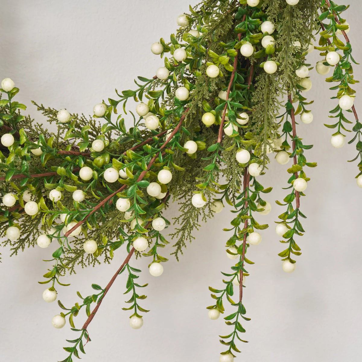 Cream White Berry & Boxwood Cedar Greenery Holiday Wreath – 24