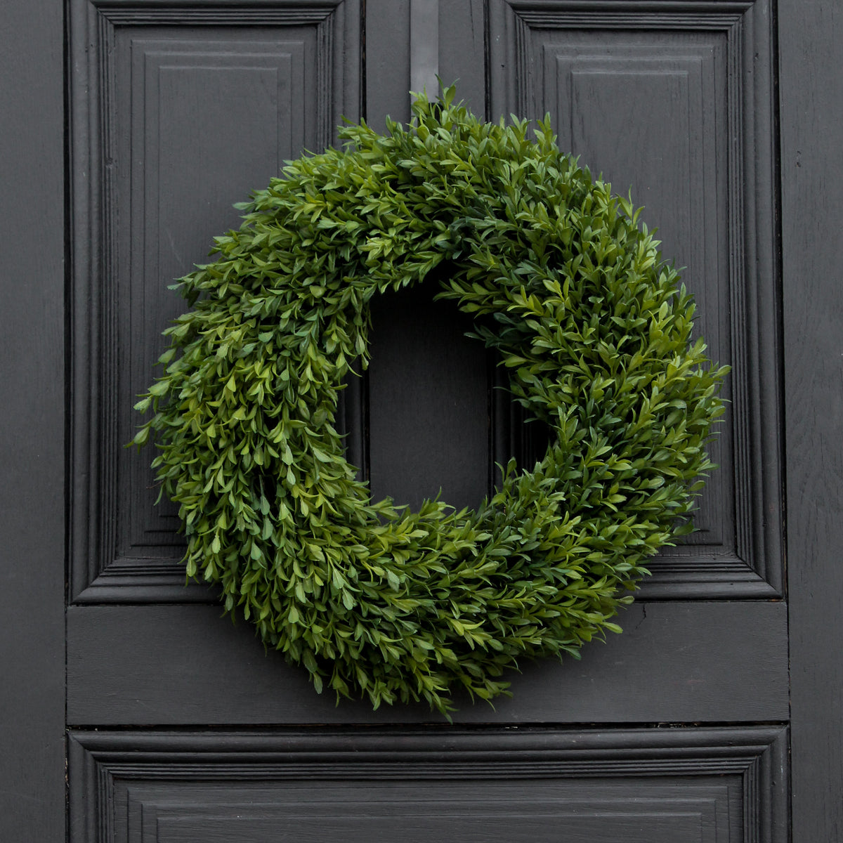 24" Realistic English Boxwood Everyday All Seasons Spring Summer Outdoor Wreath - 24"